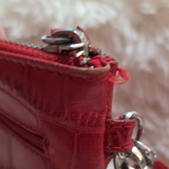 Danier,Elegant Red Crocodile-Embossed Women's Bag - Picture 9 of 12